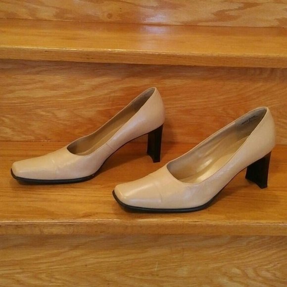 FLASH SALE! Vintage Square-Toe Pumps, Buttercream Faux-Leather. Size 8-1/2 - Picture 3 of 6